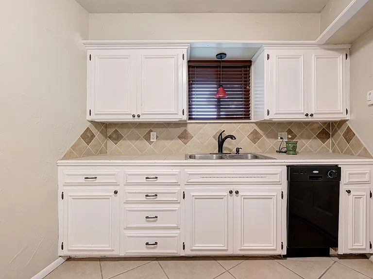 4616 N Harvey Pkwy — Photo 13