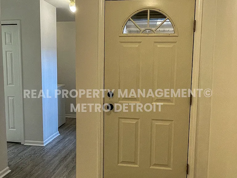 5560 Seabreeze Ln — Photo 4