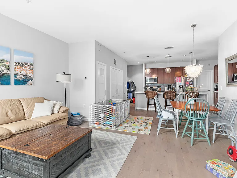 1100 Adams St #412 — Photo 3