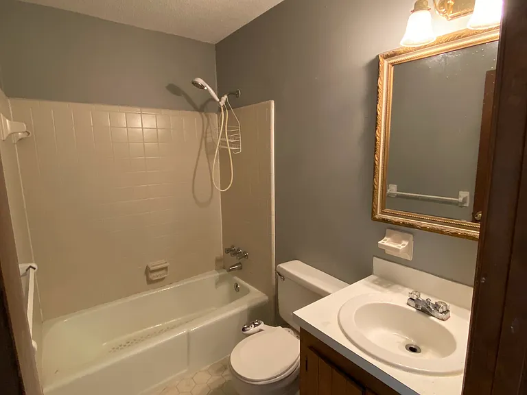 114 Colonial Ct — Photo 8