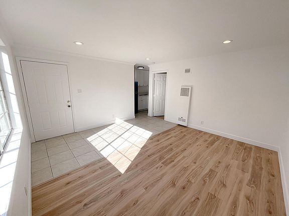 4th image of 2400 Vanderbilt Ln #A