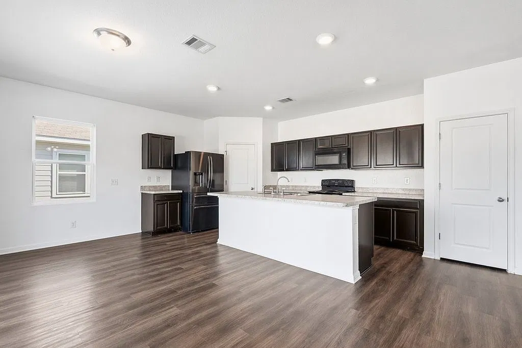 3 bed, 2.5 bath, 2041 sqft, $1,895 — Photo 4