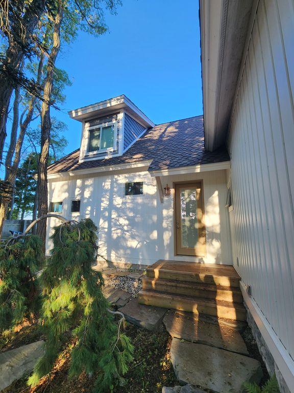 3126 Lakeshore Rd - Property Image