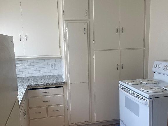 2nd image of 555 Callan Ave #2