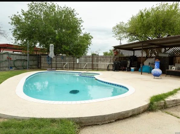 110 W BENTON AVE, Devine, TX 78016