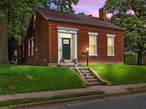 528 N Benton Ave, Saint Charles, MO 63301
