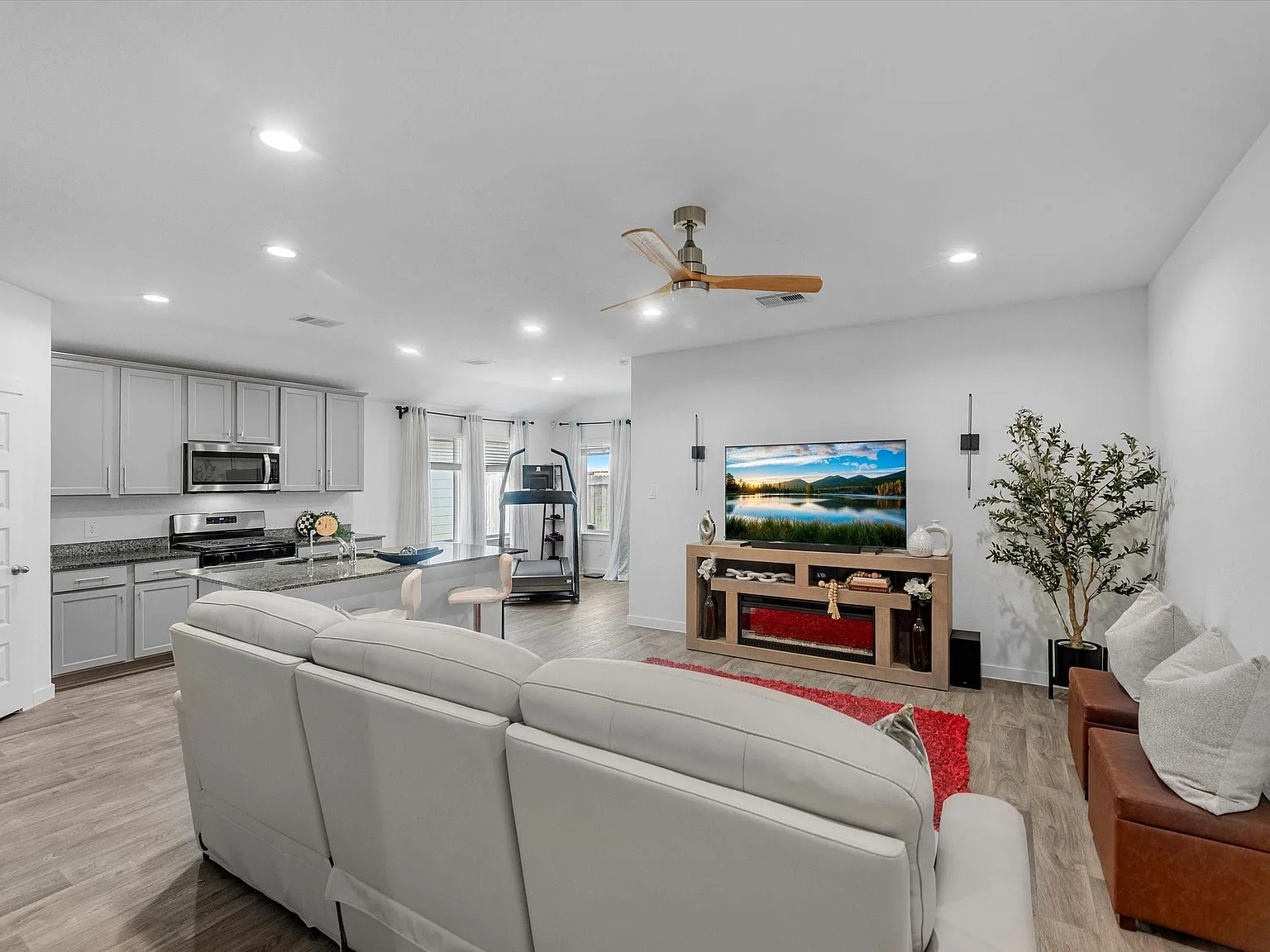 3 bed, 2.0 bath, 1472 sqft, $2,250 — Photo 4