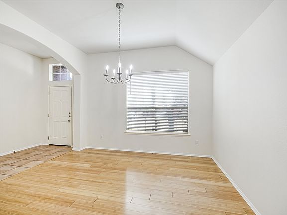 5th image of 414 Dartmoor Dr