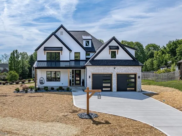 245 Somerset Dr, Hinckley, OH 44233