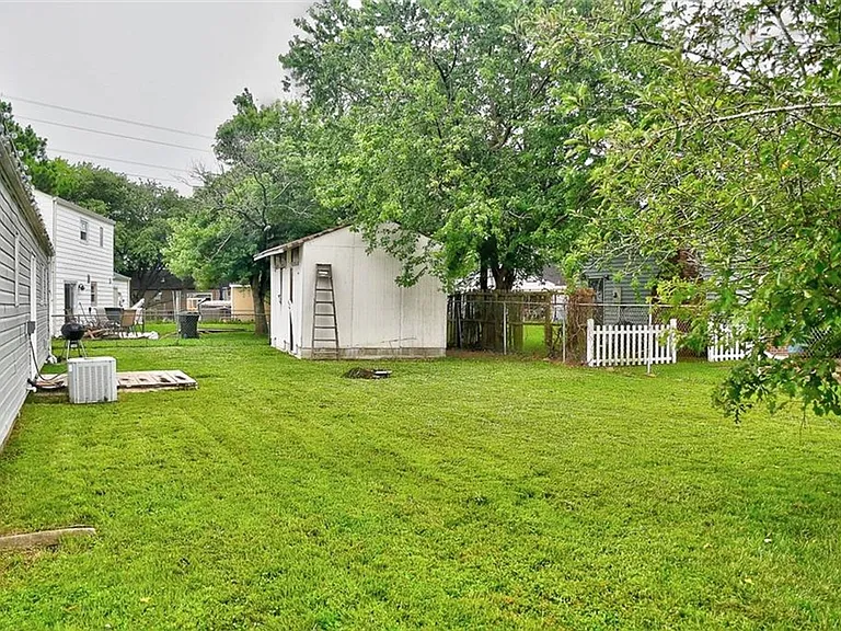 1093 Salisbury Dr — Photo 3