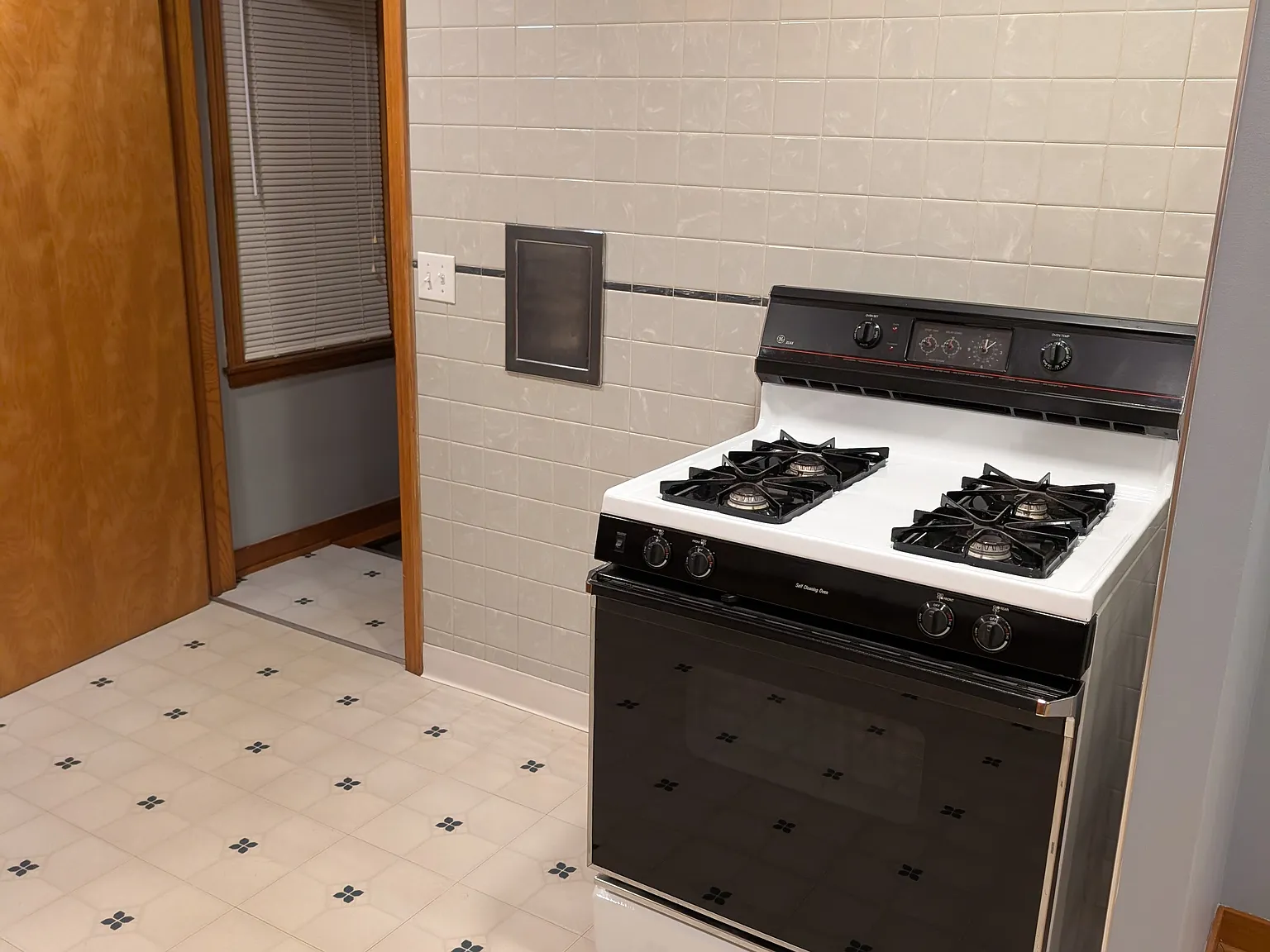 2 bed, 950 sqft, $1,600 — Photo 3