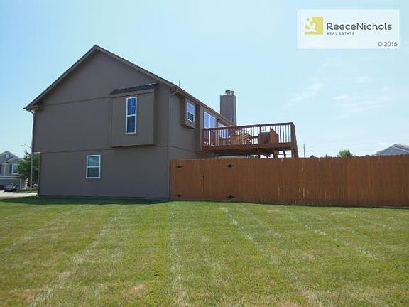 3rd image of 409 NE Woodbury Dr