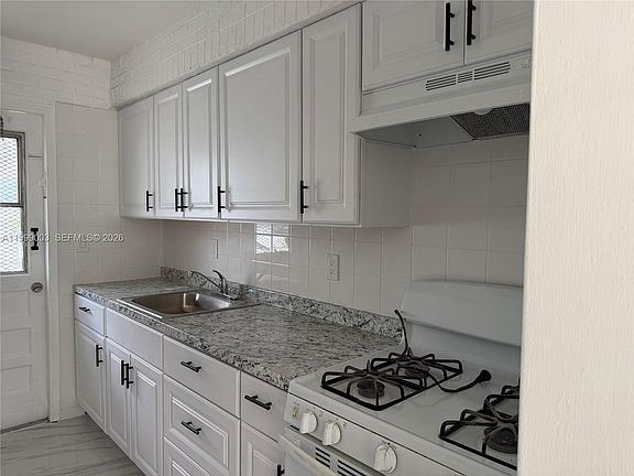4th image of 9283 SW 39th St
