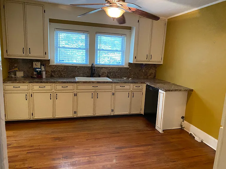 1343 S Battleground Ave — Photo 14