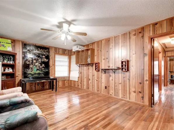 650 Edgebrook Dr, Houston, TX 77034