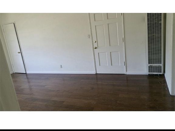 4th image of 9132 S Manhattan Pl #9132