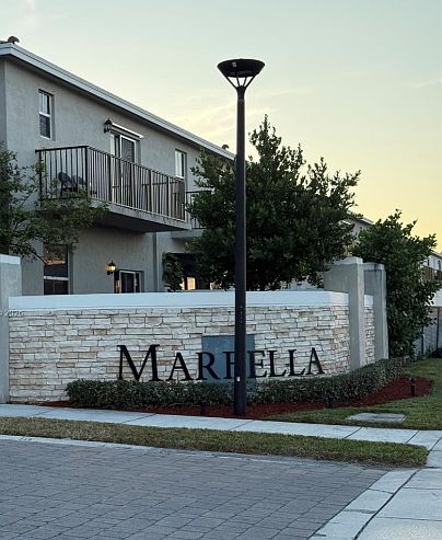 1st image of 818 SE 19th St #818