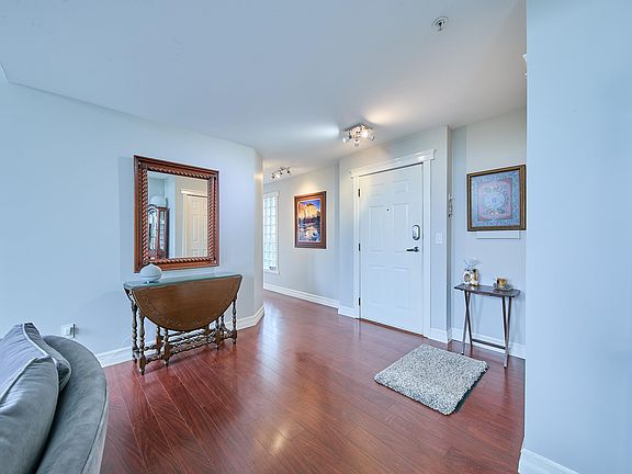 3rd image of 11519 Burnett St #405