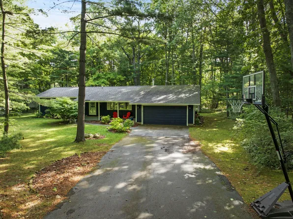 4042 E Oxford Dr, Leland, MI 49654