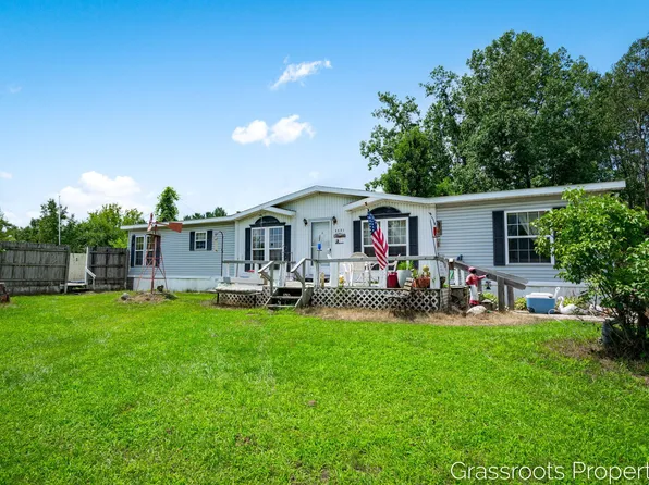 3381 Four Pawz Trl, Lowell, MI 49331
