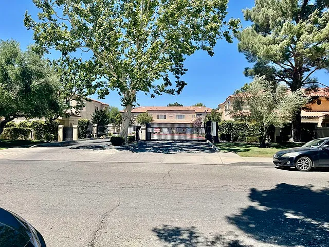 3 bed, 2.5 bath, 1336 sqft, $2,675 — Photo 2