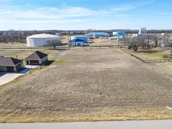 209 Maverick Ct, Granbury, TX 76049