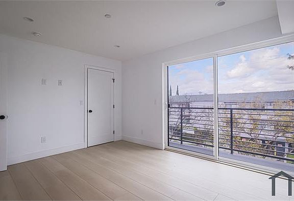 4th image of 11810 Gilmore St #1