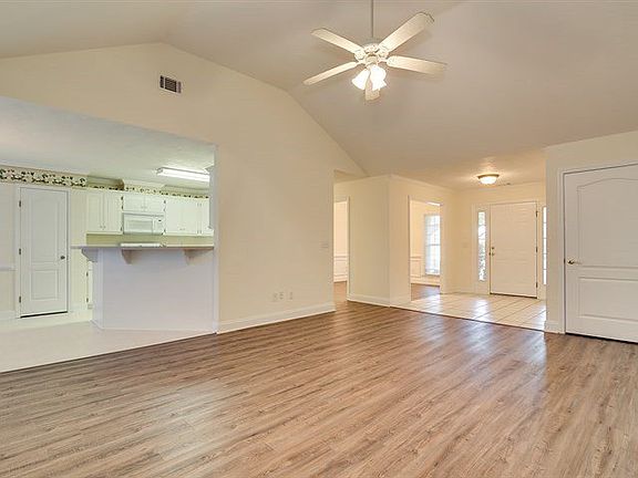 5th image of 302 Peregrine Ct