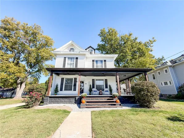 507 N 6th St, Marshall, IL 62441