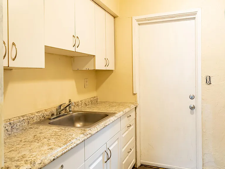 533 NE 2nd Ave — Photo 10