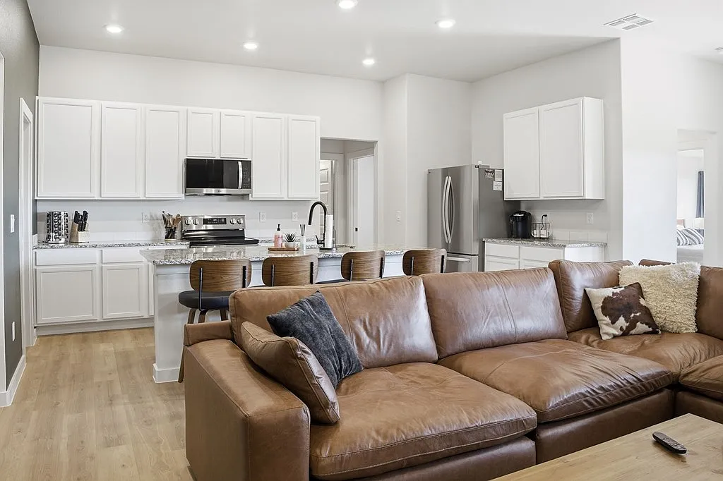 4 bed, 2.0 bath, 1700 sqft, $3,000 — Photo 4