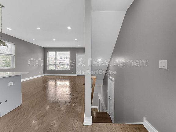 4th image of 1048 N Lawndale Ave #1