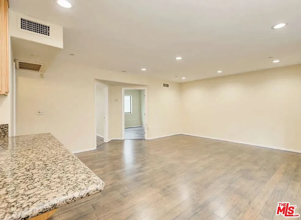 2 bed, 2.0 bath, 900 sqft, $2,450 — Photo 2