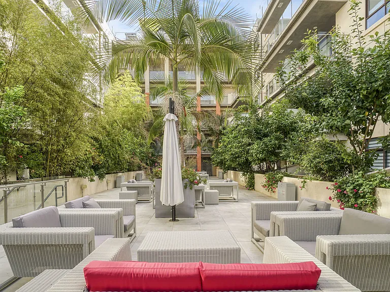 Maia Avira at Glendale Courtyard