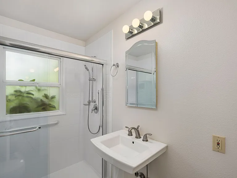 295 NE Alder St — Photo 21