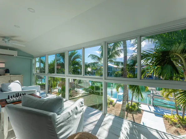 471 8th St, Key Colony Beach, FL 33051