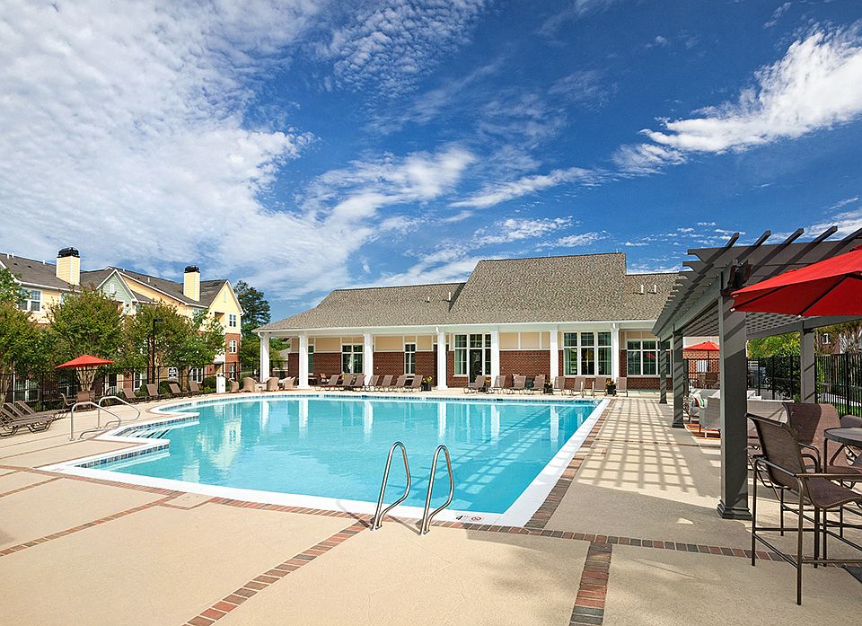 Resort-style Pool and Sundeck with Wi-Fi
