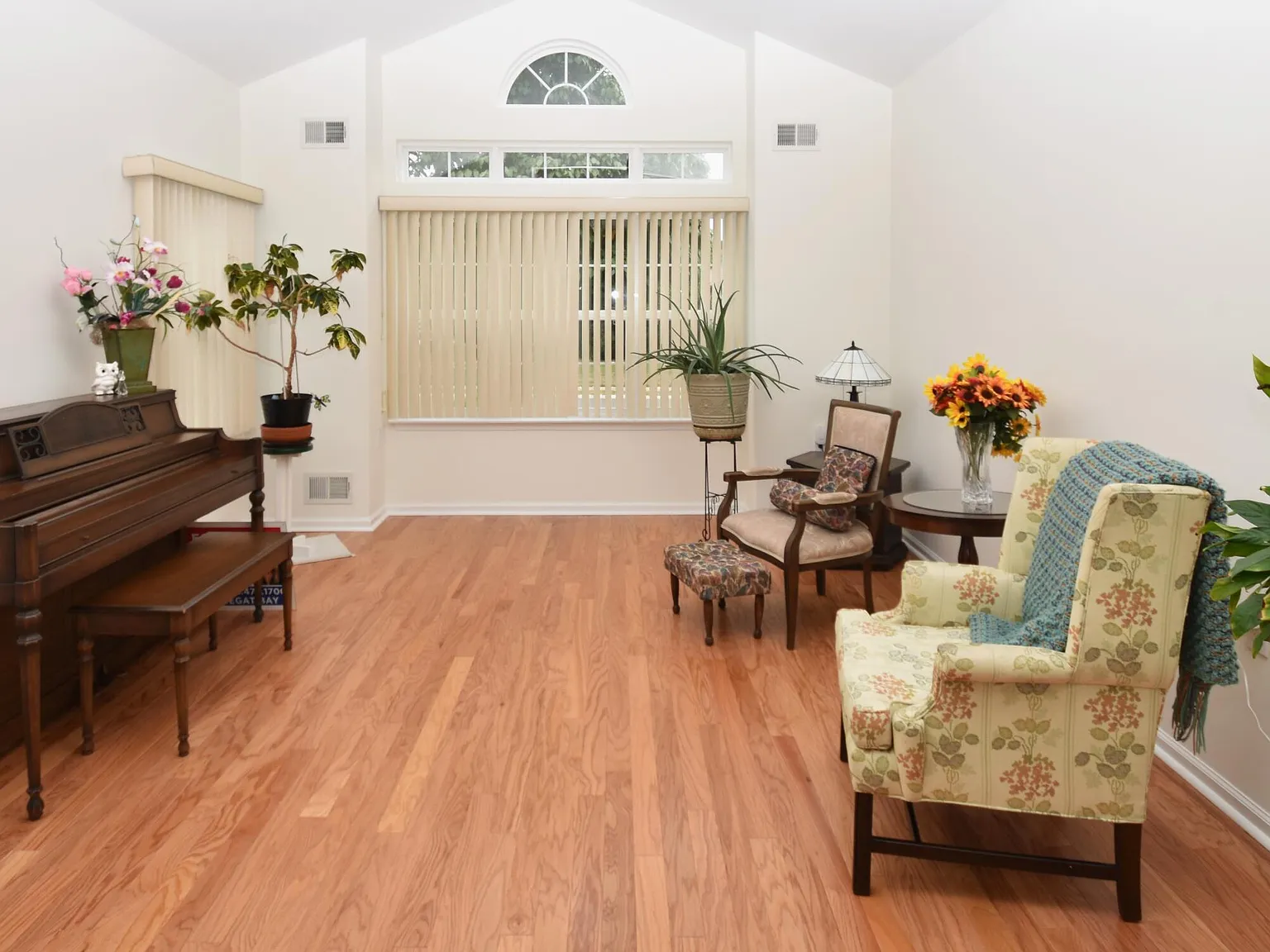 3 bed, 2434 sqft, $3,300 — Photo 3