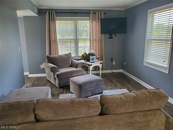 4th image of 574 N Park Dr