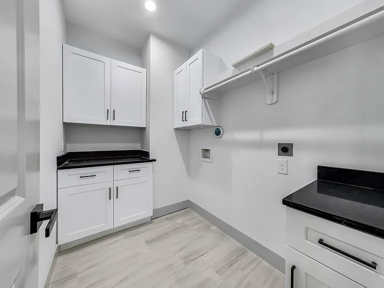 2410 Vaughn St #E — Photo 18