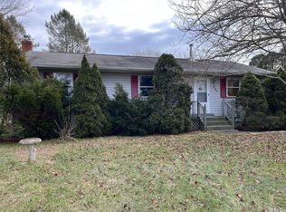 250 Riley Ave, Calverton, NY 11933