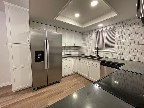 Kitchen - quartz, stainless appliances