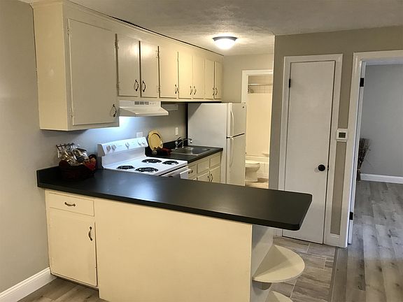 Kitchen with large peninsula