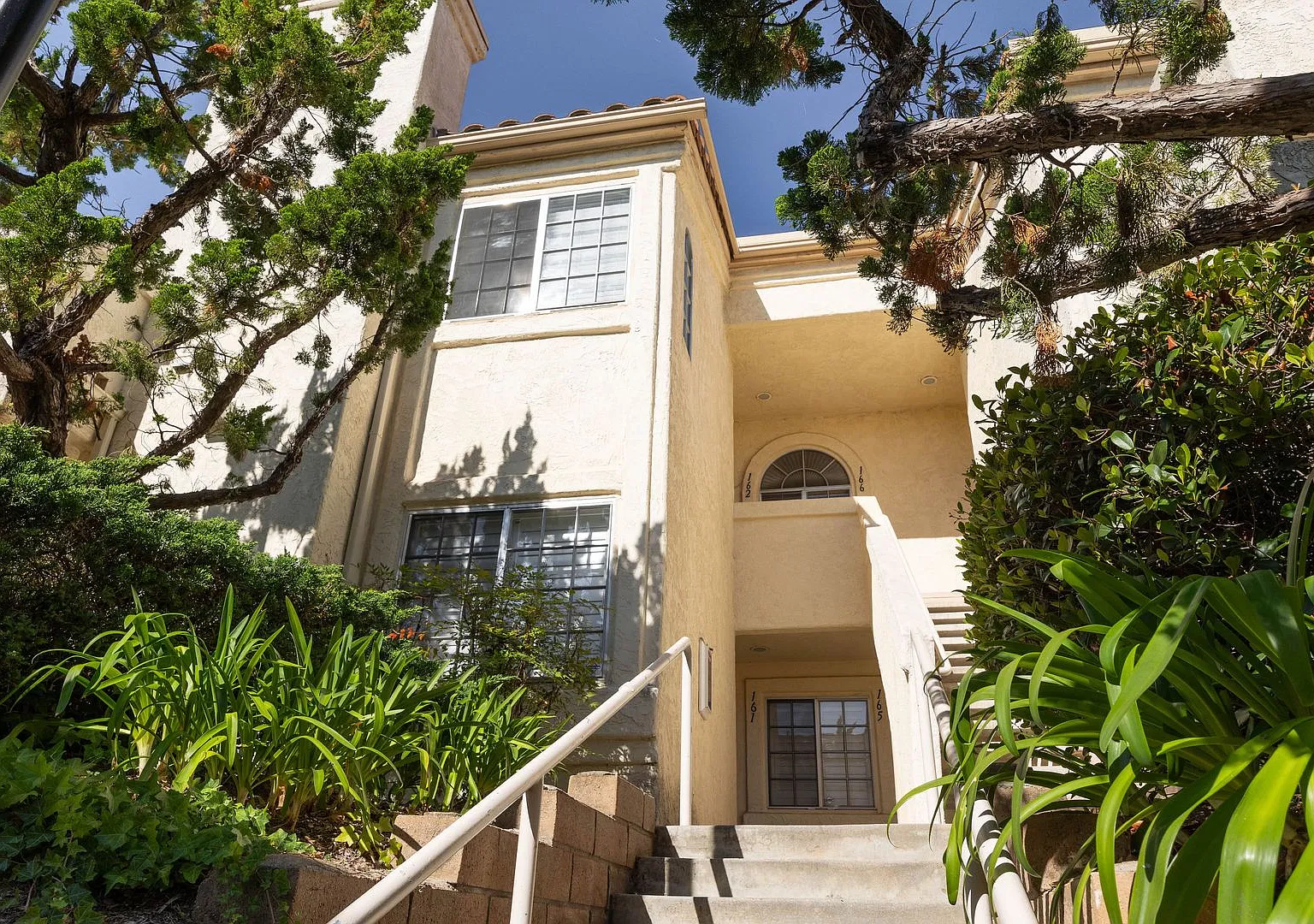 Amazing 2 Bedroom w/ A/C in Vista - $2,800/Mo. — Photo 1