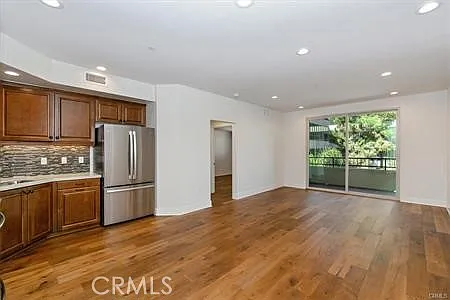 2 bed, 1060 sqft, $4,000 — Photo 2