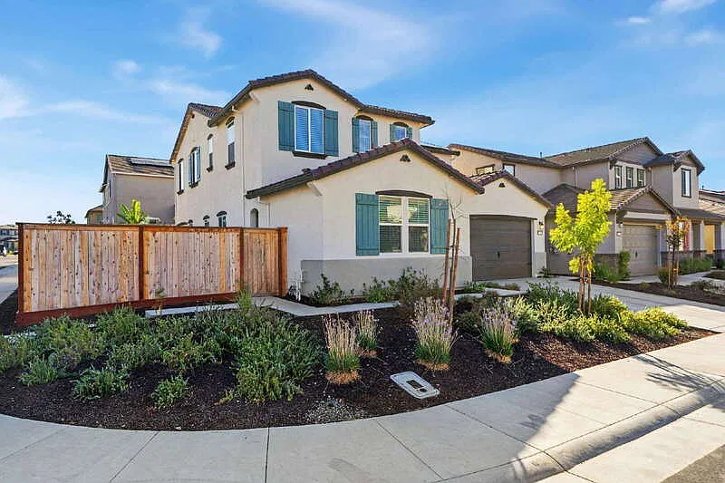 3 bed, 3.0 bath, 2558 sqft, $3,200 — Photo 2