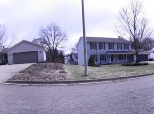 2712 Pine Ridge Rd, Kalamazoo, MI 49008