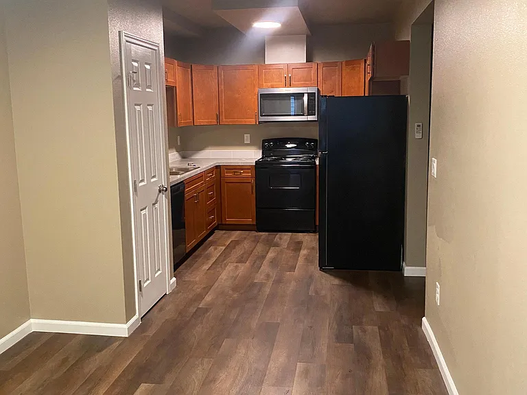 636 Hansen St SE #B — Photo 3