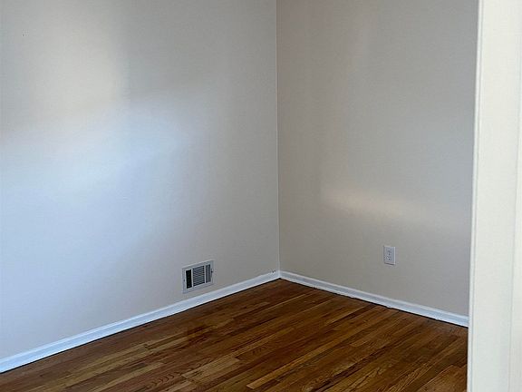 4th image of 53 Isabella Ave
