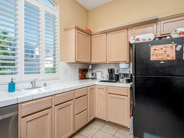 634 W Edinburgh Ln — Photo 11